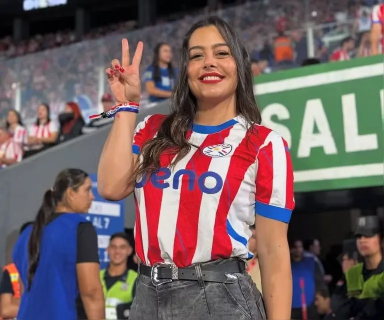 Larissa Riquelme acompanhou a vitória do Paraguai por 2 a 0 sobre o Uruguai, em junho de 2025; ex-musa da Copa de 2010 hoje constrói carreira no jornalismo esportivo.