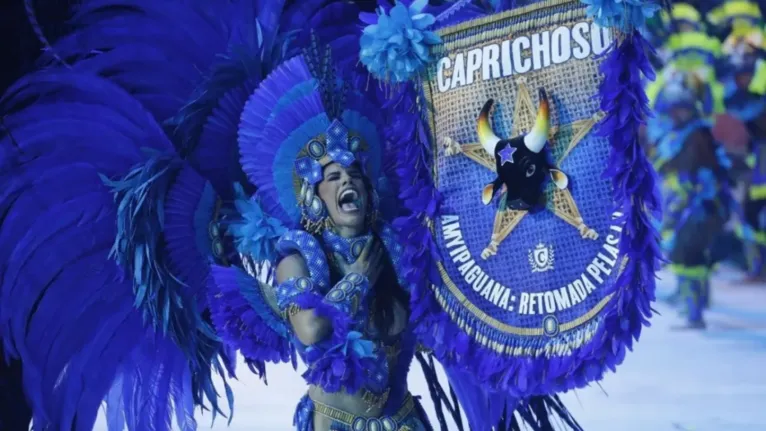 Marcela Marialva leva elegância, técnica e emoção à arena como porta-estandarte do Boi Caprichoso.