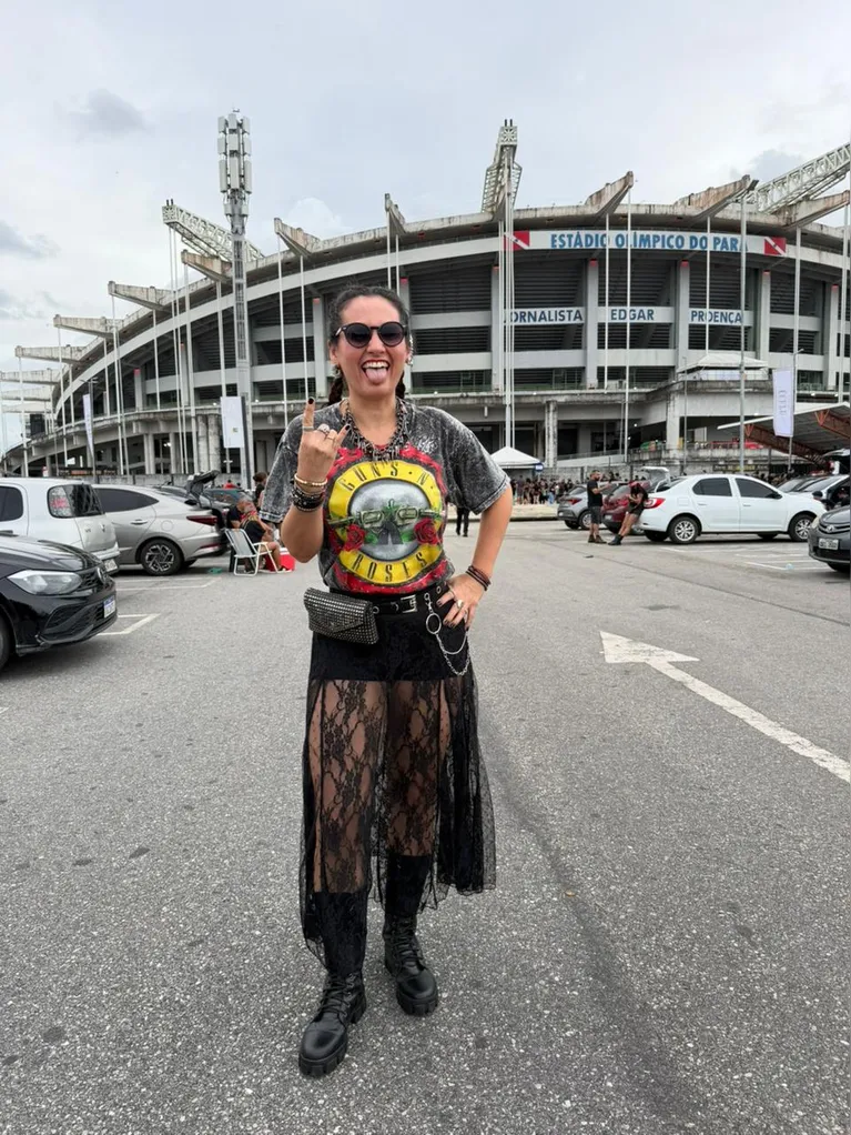 Elane foi ao evento acompanhada de amigos e da filha de 20 anos,