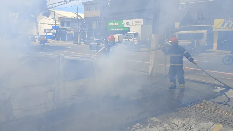 Em caso de princípio de fogo, a recomendação é nunca tentar abrir o capô de forma brusca ou jogar água diretamente no motor, pois isso pode agravar as chamas.