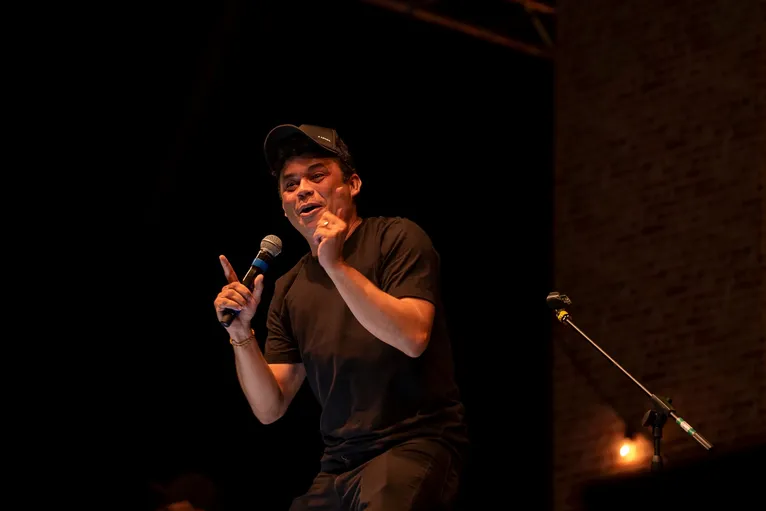 No novo show, Emerson Ceará resgata características que o tornaram conhecido nos palcos brasileiros.