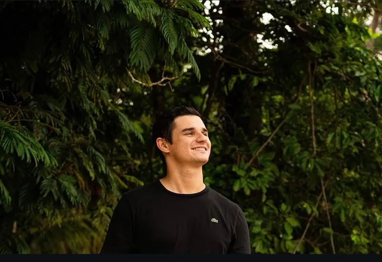 Helder Lana é formado em Marketing e atua na área de comunicação corporativa, com foco em audiovisual.