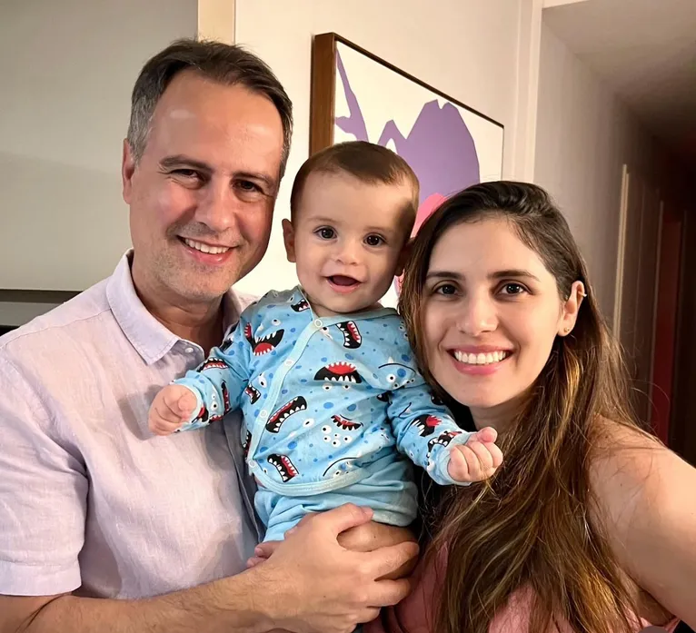 Filho de jornalista carioca viraliza ao provar açaí durante férias em Belém