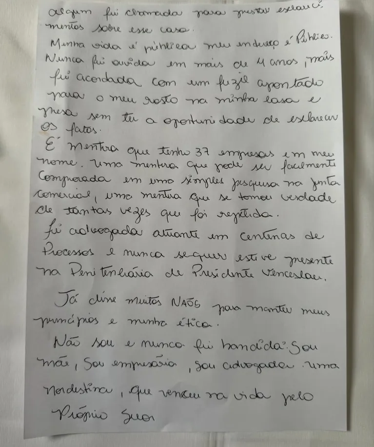 “Não sou e nunca fui bandida! Sou mãe, sou empresária, sou advogada. Uma nordestina que venceu na vida pelo próprio suor”, afirmou na carta.