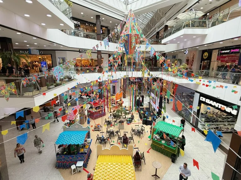Além da campanha de Dia dos Namorados, o Arraial do Pátio Belém reforça a programação junina do shopping com atrações culturais, gastronomia típica e opções de lazer para toda a família.