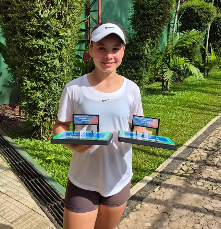 Maria Antônia, de 11 anos, foi campeã da categoria simples Sub-12 e vice-campeã nas duplas Sub-14 em torneio realizado na Assembleia Paraense, confirmando seu talento e evolução no tênis.
