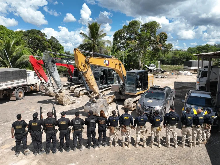 Durante a operação, os agentes apreenderam três escavadeiras hidráulicas e uma caminhonete utilizadas no apoio logístico da atividade investigada.