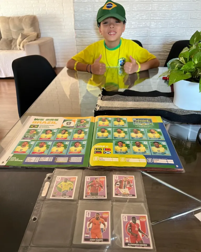 Após encontrar a última figurinha, Pedro comemora a conclusão do Álbum da Copa do Mundo de 2026, uma conquista construída ao lado dos pais entre compras, trocas e muita expectativa.