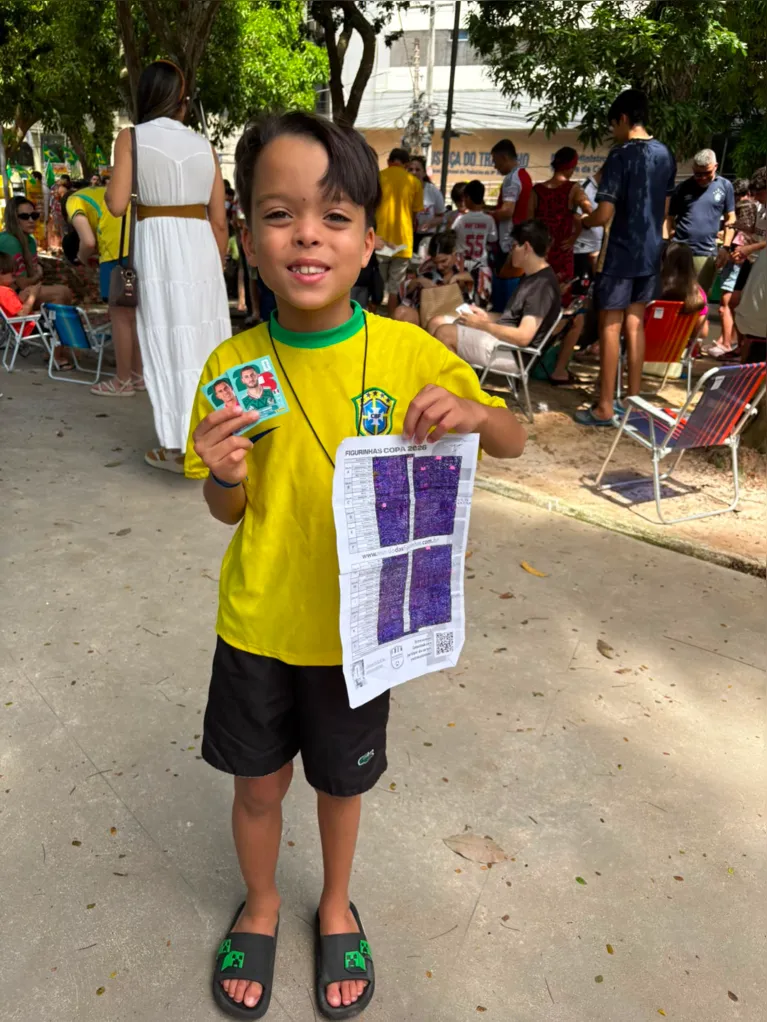 O pequeno Pedro, 8, durante um dos encontros de colecionadores para trocas de figurinhas repetidas.