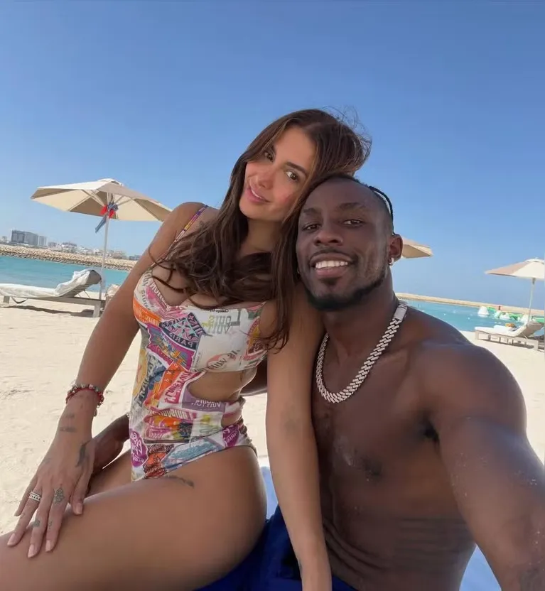 Autor do 1º gol da Copa é naturalizado e casado com modelo mexicana
