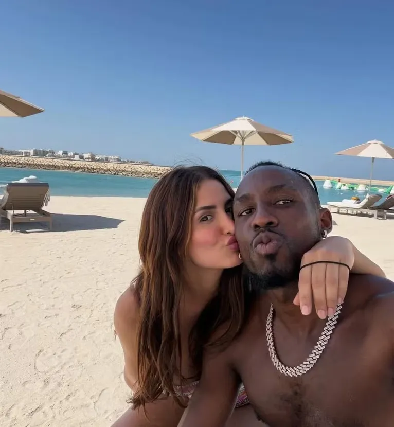 Autor do 1º gol da Copa é naturalizado e casado com modelo mexicana