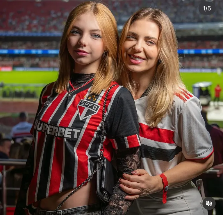Filha de Sheila Mello impressiona e chama atenção em evento
