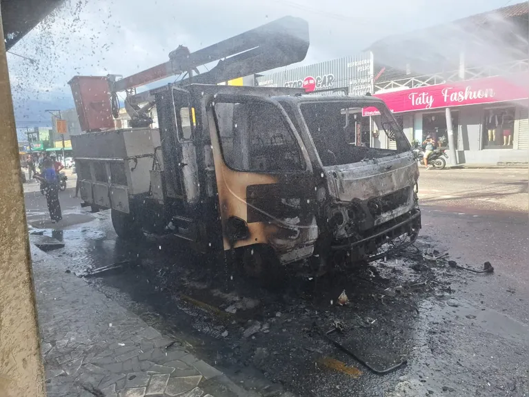 Caminhão de terceirizada da Equatorial pega fogo na Cidade Nova