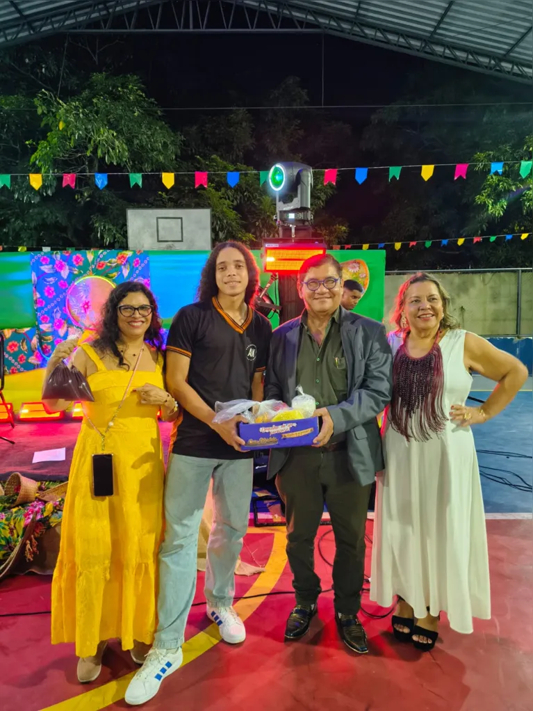 Presidente da Academia Paraense de Letras, Ivanildo Ferreira Alves, durante a entrega da Cuia Literária, iniciativa que marca o incentivo à leitura e à formação de novos leitores na Escola Dr. Aldebaro Klautau.