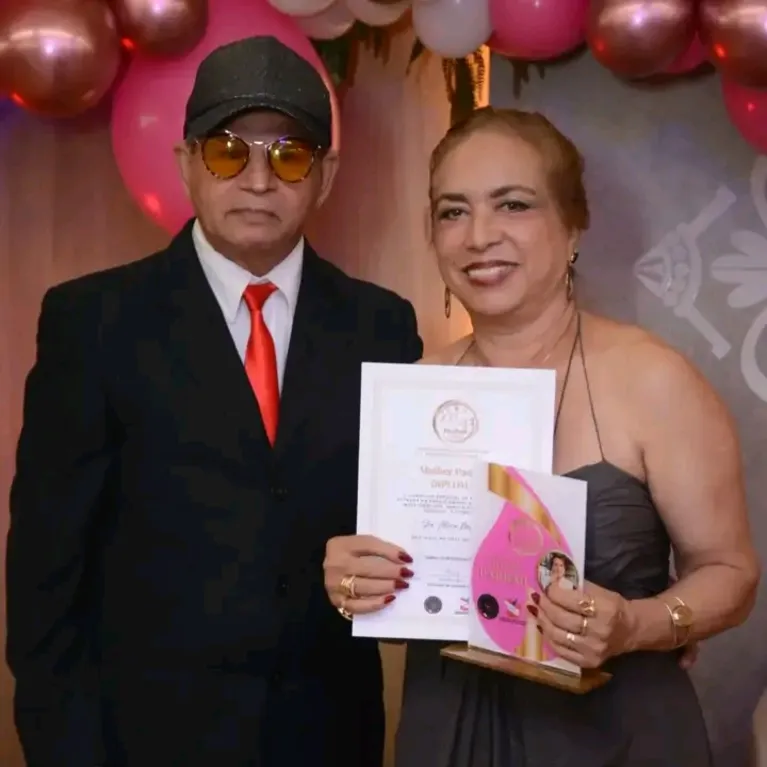 A Sra. Nilza Duarte da Costa, representando a Sra. Alice Mafra, recebendo a Premiação das mãos do Jornalista Péricles Castro