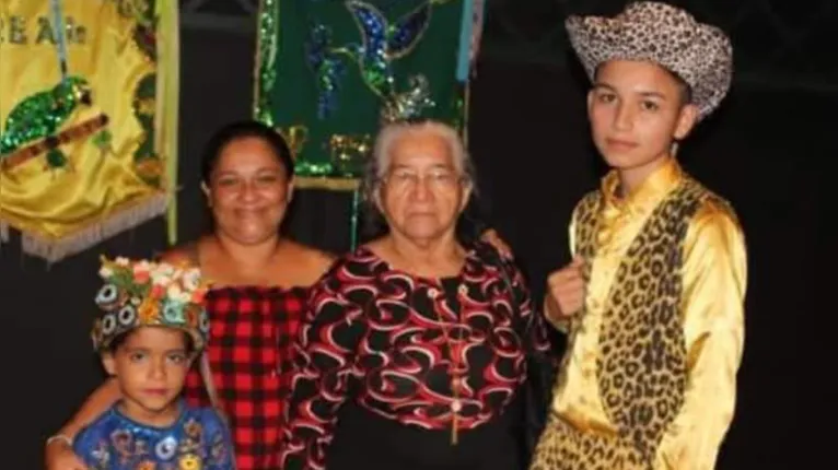 Ao lado da avó, criadora do pássaro junino, e dos filhos, Ayrles Macedo celebra a força da tradição que atravessa gerações e mantém viva a cultura popular paraense.