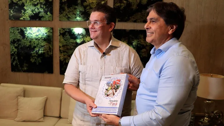 Camilo Centeno entrega a Wolney Queiroz uma edição do "Anuário do Pará".