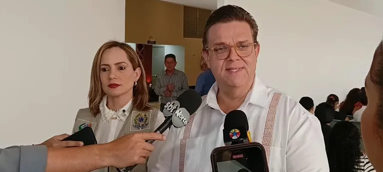 O Ministro da Previdência Social, Wolney Queiroz, e a presidente do INSS, Ana Cristina Silveira, participam da inauguração do PREVBarco Belém II, no Pará.