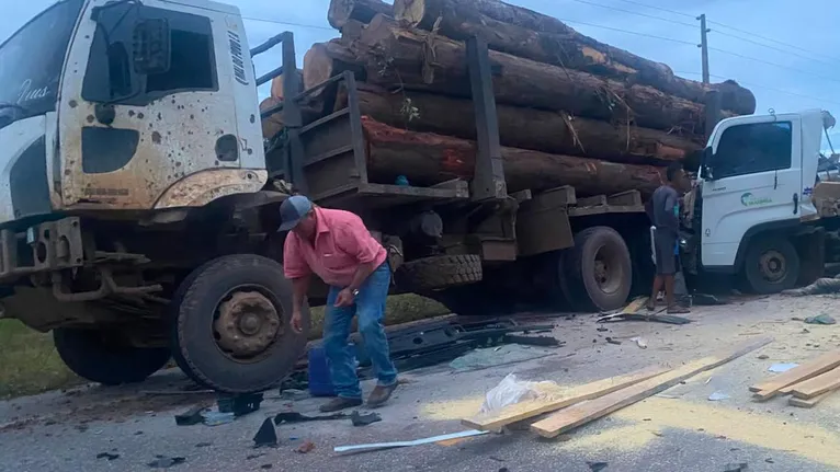 O acidente entre os caminhões na PA-256 deixou uma pessoa morta
