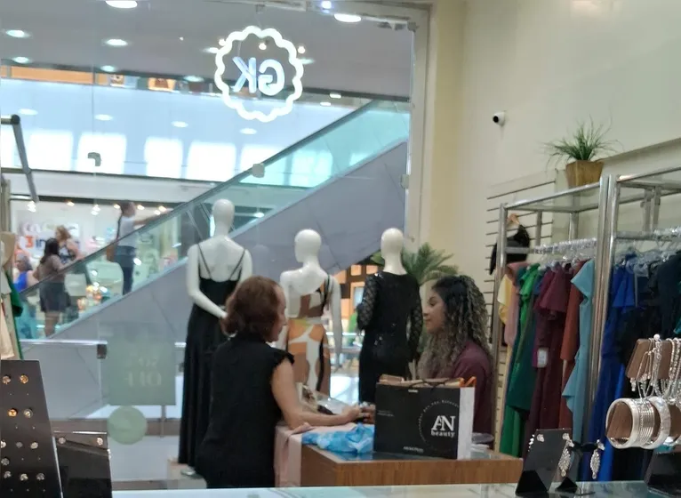 Entre as habilidades técnicas mais importantes, Mônica destaca a comunicação. “Saber conversar com o cliente, interagir com a equipe e se comunicar de forma clara faz toda a diferença"