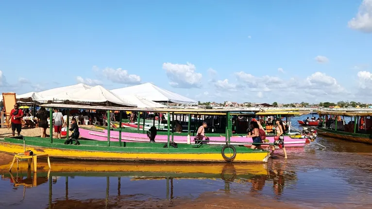 Travessia de rabeta para a Praia do Tucunaré exige uso de colete salva-vidas e limite de passageiros.
