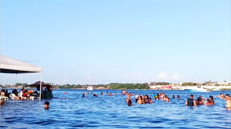 Por conta das férias escolares, mesmo durante a semana as famílias comparecem à praia do Tucunaré