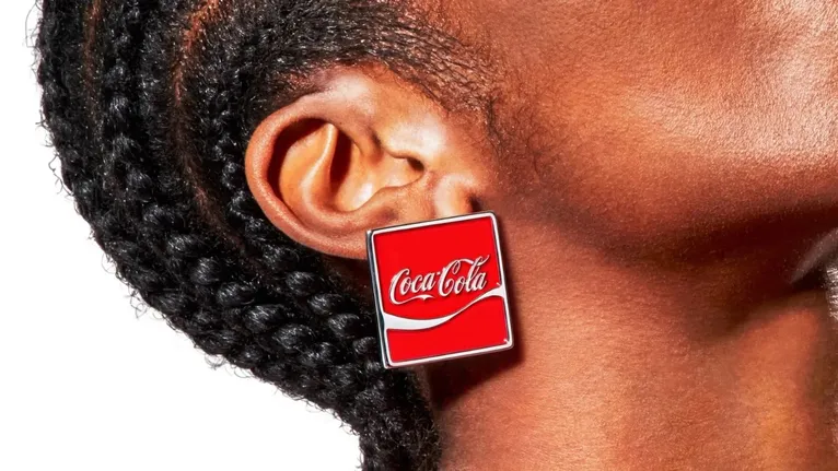 Coca-Cola muda identidade visual e renova design global