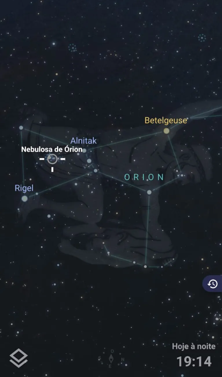 Vista da constelação de Órion no céu noturno, destacando o brilho alaranjado de Betelgeuse no vértice superior esquerdo.