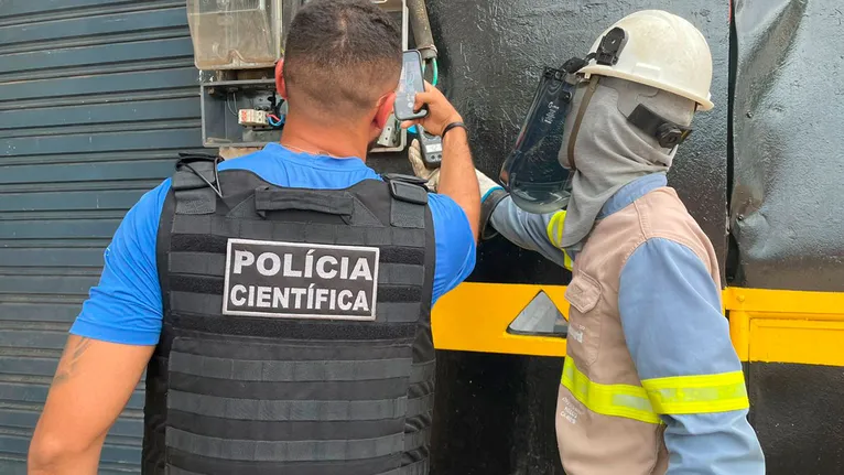Agentes de segurança e técnicos da concessionária inspecionam padrão de energia adulterado em estabelecimento comercial no centro de Xinguara.