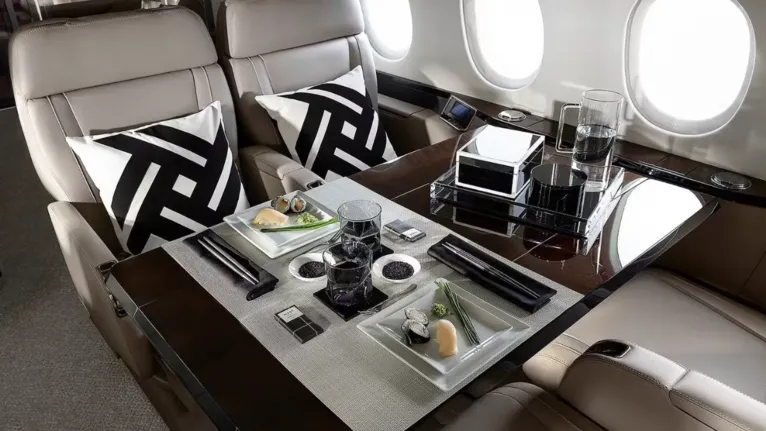 Com acabamento de luxo e estrutura pensada para o máximo conforto, o Dassault Falcon 900LX combina tecnologia, sofisticação e autonomia para viagens intercontinentais.
