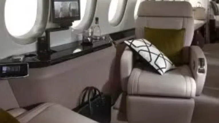 O jato de Neymar foi projetado para oferecer conforto durante longas viagens, com itens como poltronas que se transformam em camas.