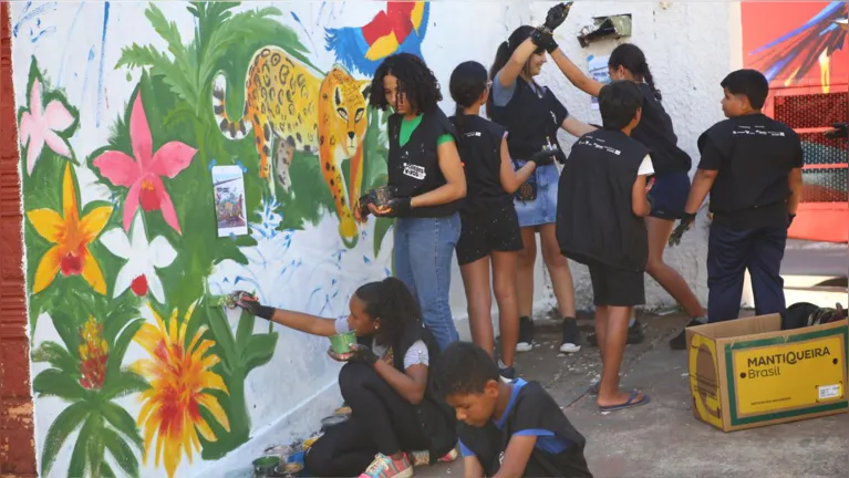 Estação móvel do projeto, ônibus-ateliê serve como suporte criativo para os artistas e a comunidade.