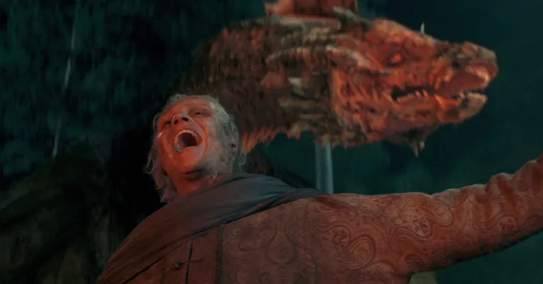 Sunfyre está de volta, com a cara "derretida", igual ao montador