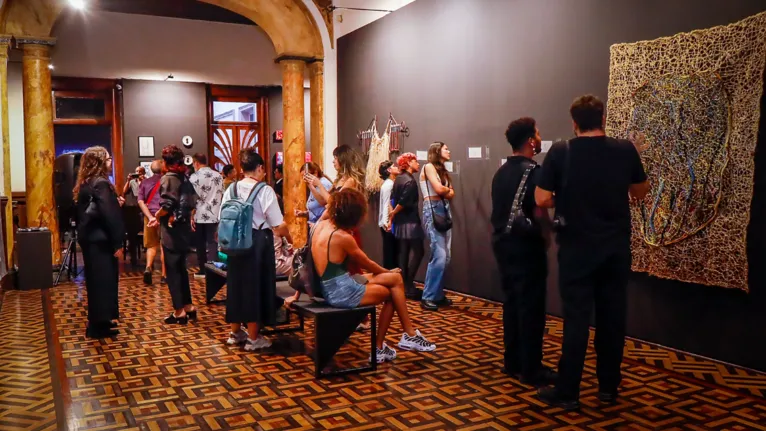 Público prestigia a exposição "Imaginários Queer: entre o figurativo e o abstrato", no Museu da UFPA, em Belém, que reúne obras de 14 artistas do Pará e do Ceará em um diálogo sobre identidade, território, afetos, espiritualidade e experiências LGBTQIAPN+.