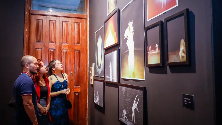 A exposição reúne artistas, educadores e instituições em uma experiência coletiva que vai além da contemplação das obras, com performances, ações educativas e encontros com o público.