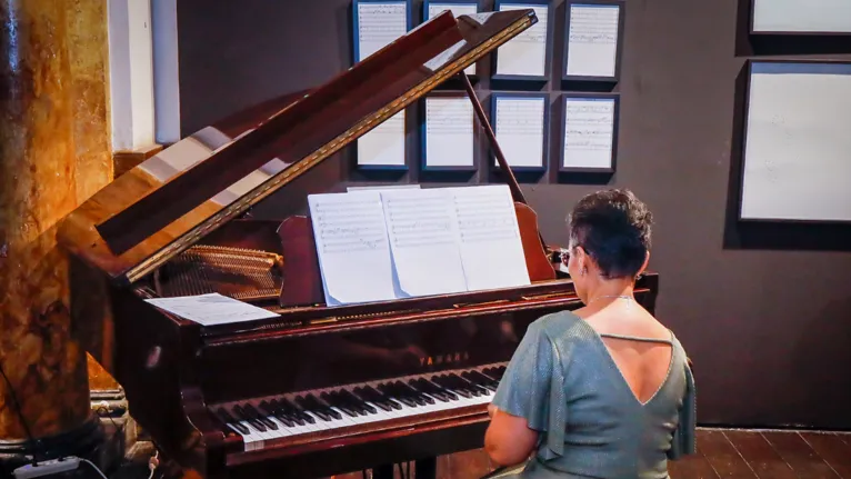 Apresentação musical integra a exposição "Imaginários Queer: entre o figurativo e o abstrato", no Museu da UFPA, aproximando artes visuais, música e novas formas de perceber a paisagem e o espaço.