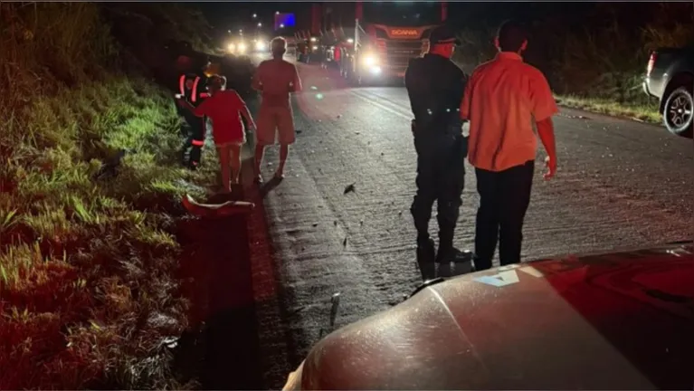 Com a violência do impacto frontal, o carro capotou na pista de rolamento e parou com as rodas voltadas para cima
