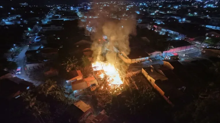 Um incêndio de grandes proporções mobilizou o 8º Grupamento de Bombeiros Militar na noite da última segunda-feira (3), no bairro Santa Isabel, em Tucuruí, sudeste do Pará.