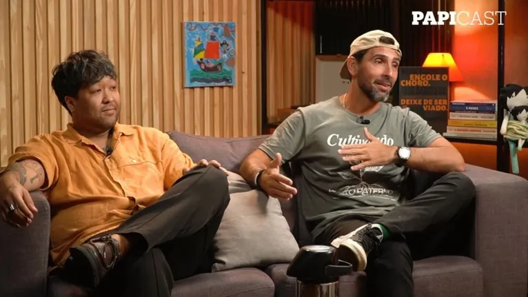 Os apresentadores Tiago Koch, Tadeu França e Dennis Takada durante a gravação do podcast Papicast, espaço onde compartilham vivências para promover uma paternidade mais consciente.