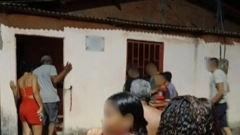 Corpo da vítima foi removido para o IML; Delegacia de Homicídios apura autoria e motivação da violência.