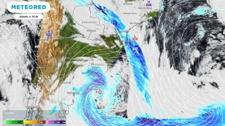Imagem de satélite mostra o avanço do ciclone-bomba sobre o Rio Grande do Sul, responsável por fortes rajadas de vento e temporais no estado.