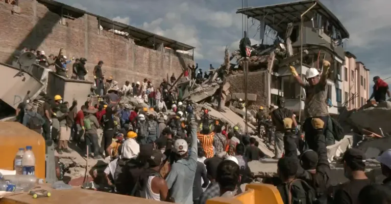 Cali, uma das cidades mais atingidas pelo terremoto de magnitude 7,4 na Colômbia, segue com equipes de emergência mobilizadas para buscar possíveis sobreviventes entre os escombros.
