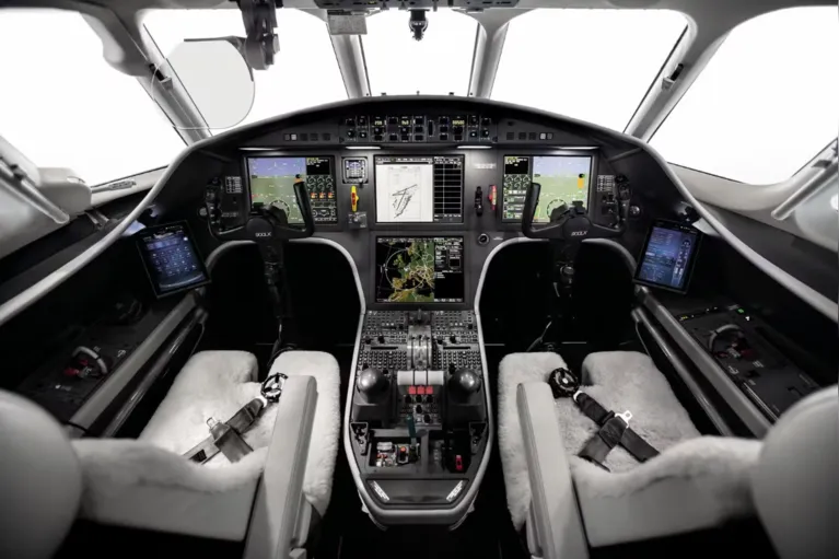 O cockpit do Falcon 900LX reúne tecnologia avançada e sistemas de navegação de última geração para garantir segurança e precisão durante os voos.