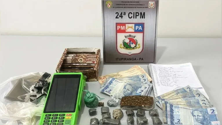 Porções de maconha, dinheiro trocado e caderno de anotações foram apreendidos sobre o balcão do estabelecimento comercial em Itupiranga.