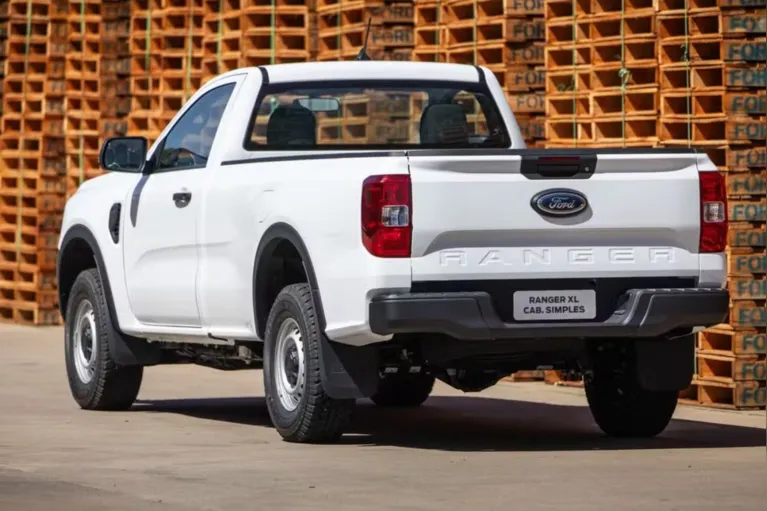 A Ford Ranger amplia a linha com versões de cabine simples voltadas principalmente ao trabalho e chega com tração 4x4.