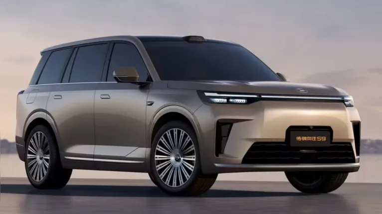 O GAC GS9 estreia como o primeiro híbrido plug-in da marca no Brasil, com 510 cv e autonomia combinada de cerca de 1.200 km.