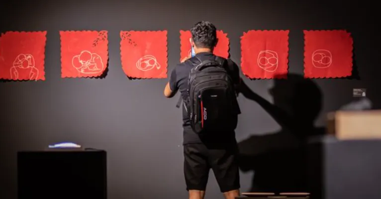 A exposição "Imaginários Queer" reúne 14 artistas LGBTQIAPN+ do Norte e Nordeste e apresenta uma pluralidade de narrativas por meio de pinturas, esculturas, fotografias, instalações e outras linguagens da arte contemporânea.