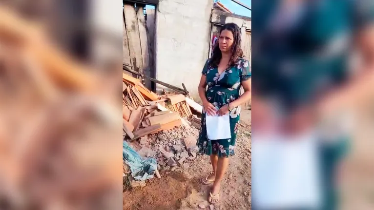 Arteniza Moraes pede apoio à comunidade para reconstruir o telhado e a estrutura da casa destruída pelo fogo