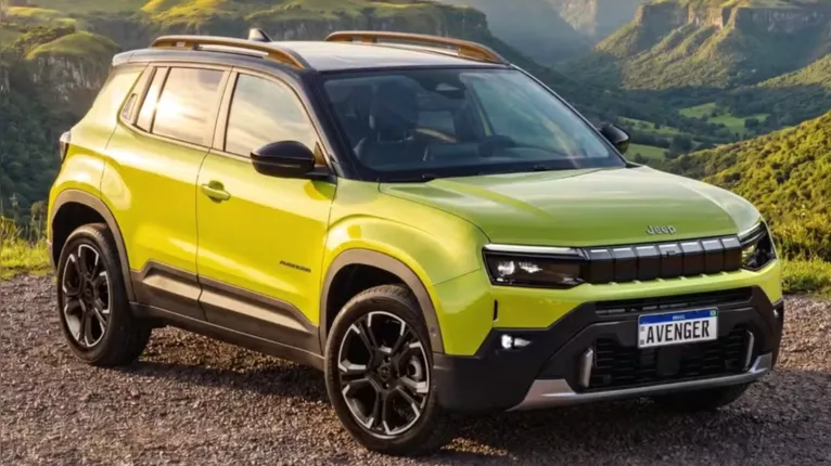 O Jeep Avenger estreia como novo SUV de entrada da marca, com preços a partir de R$ 120 mil.