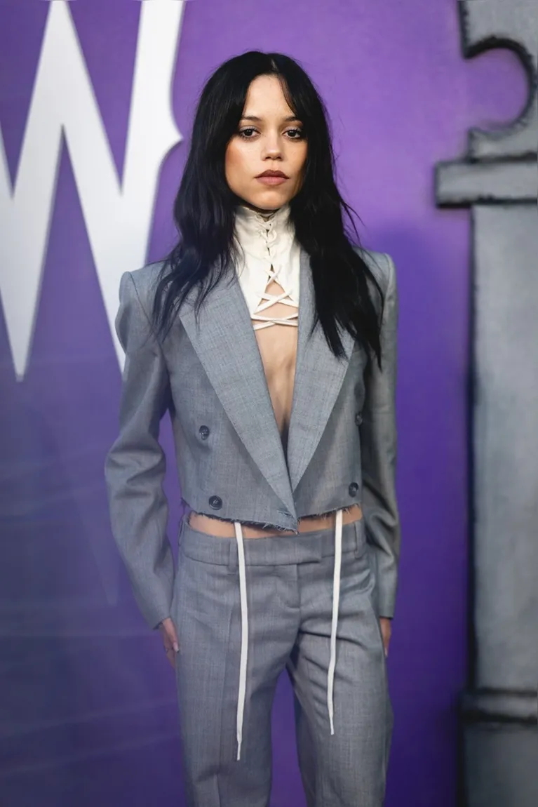 A atriz Jenna Ortega durante participação em entrevista recente, cuja aparência física gerou onda de comentários e teorias nas redes sociais.